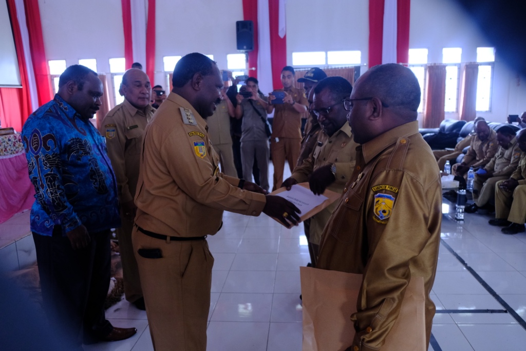 Bupati  Puncak Serahkan DPA 2018 Kepada OPD